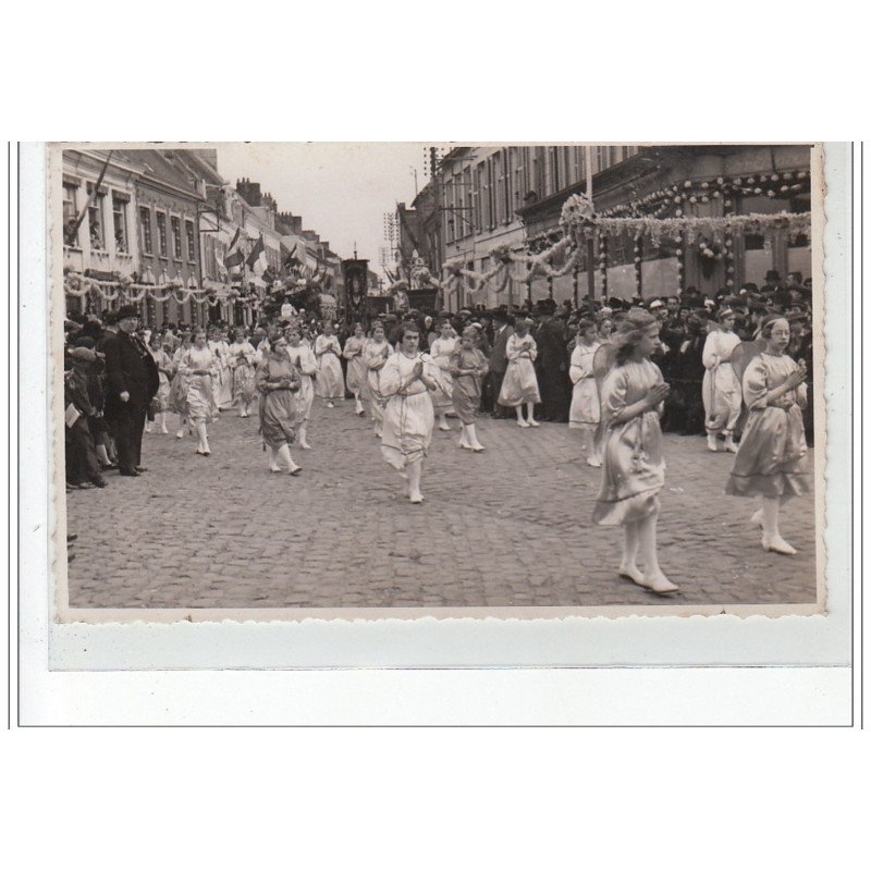 BOURBOURG - CARTE PHOTO - Procession vers 1930 - très bon état
