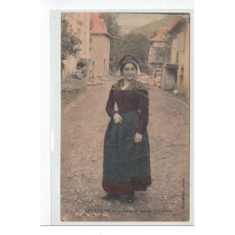 AUVERGNE - Fileuse et jeune paysanne - très bon état AUVERGNE - Fileuse et jeune paysanne - très bon état