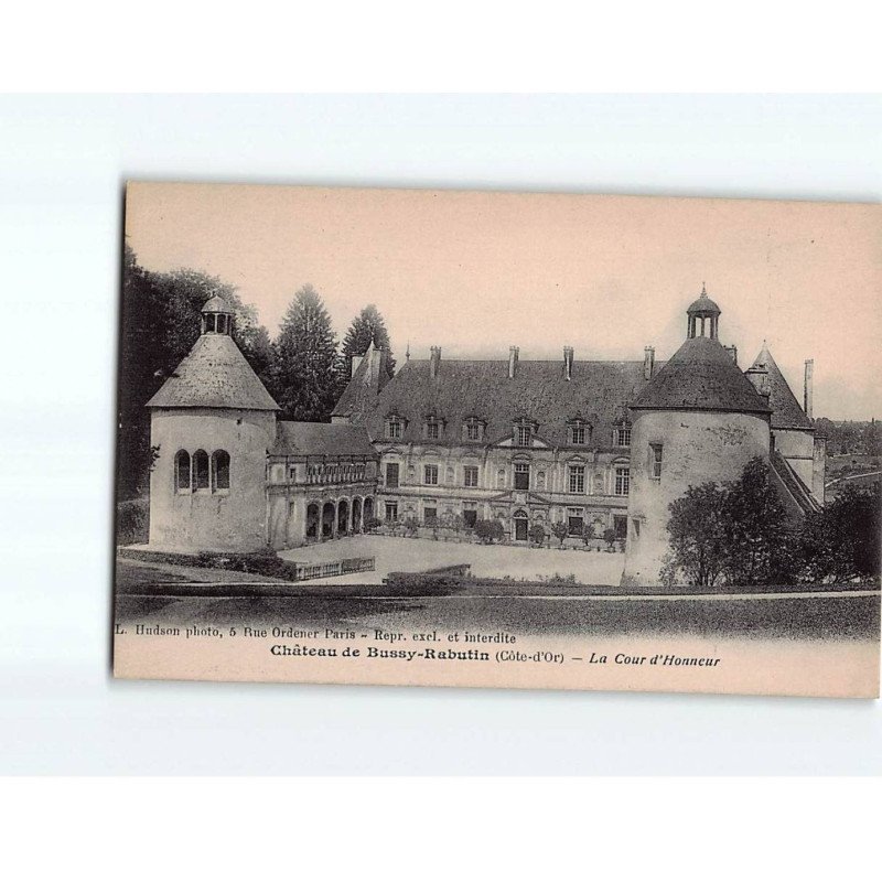 Château de Bussy-Rabutin, la cour d'honneur - très bon état Château de Bussy-Rabutin, la cour d'honneur - très bon état