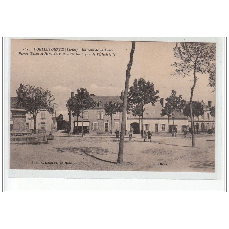 FOUILLETOURTE - Un coin de la Place Pierre Belon et Hôtel de Ville - Au fond, rue de l'Electricité - très bon état