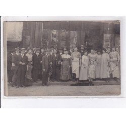 PARIS: à localiser, personnages devant un commerce - très bon état