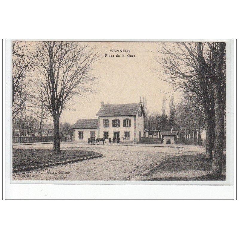 MENNECY - Place de la gare - très bon état