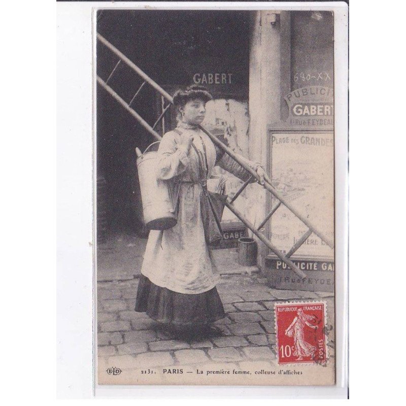 PARIS: la première femme, colleuse d'affiches - très bon état