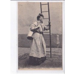 PARIS: les nouvelles professions pour femmes, colleuse d'affiches - très bon état