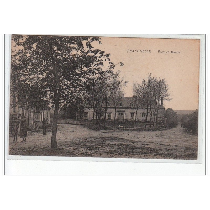 FRANCHESSE - Ecole et mairie - très bon état