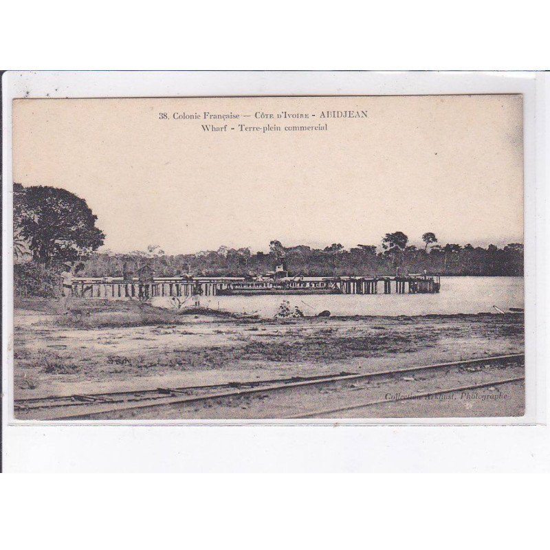 CÔTE D'IVOIRE: ABIDJEAN: wharf, terre plein commercial - très bon état