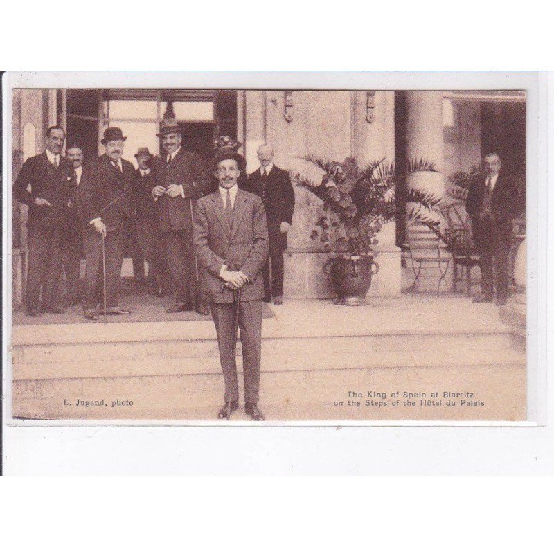 BIARRITZ: the king of spain Alphonse XIII on the steps of the hôtel du palais - très bon état BIARRITZ: the king of spain Alphonse XIII on the steps of the hôtel du palais - très bon état