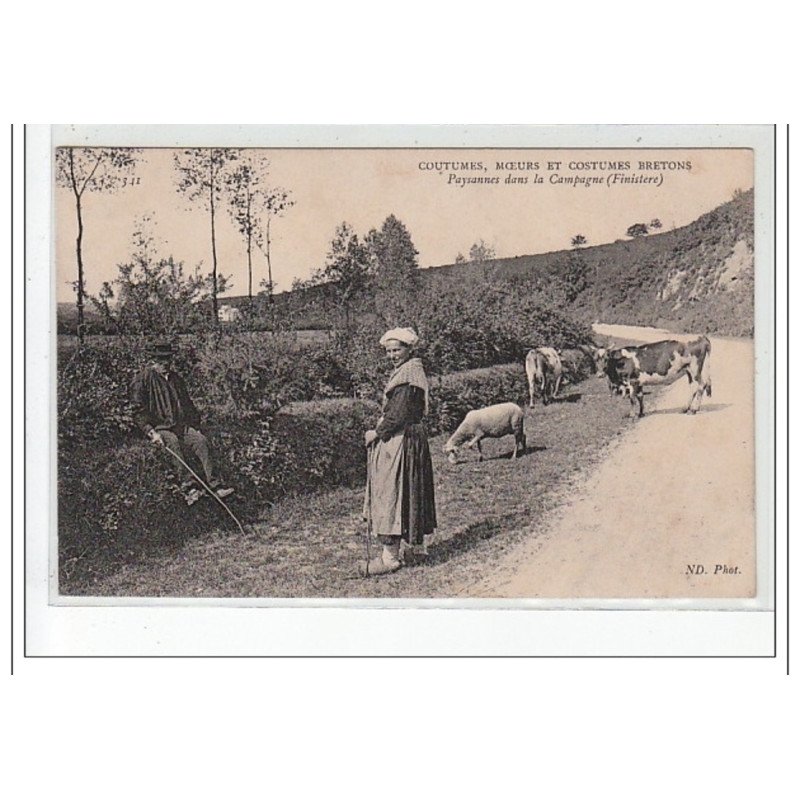 COUTUMES MOEURS ET COSTUMES BRETONS - Paysannes dans la Campagne - très bon état