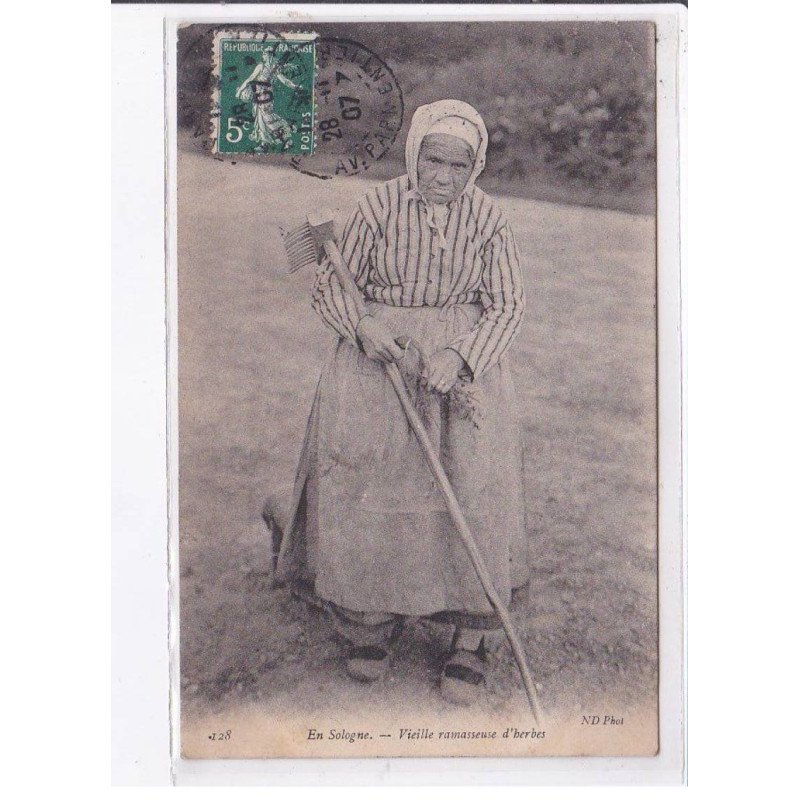 LOIR et CHER: vieille ramasseuse d'herbes - très bon état