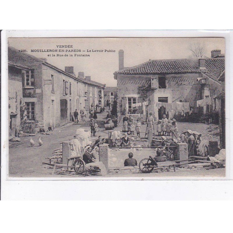 MOUILLERON-en-PAREDS: le lavoir public et la rue de la fontaine - très bon état
