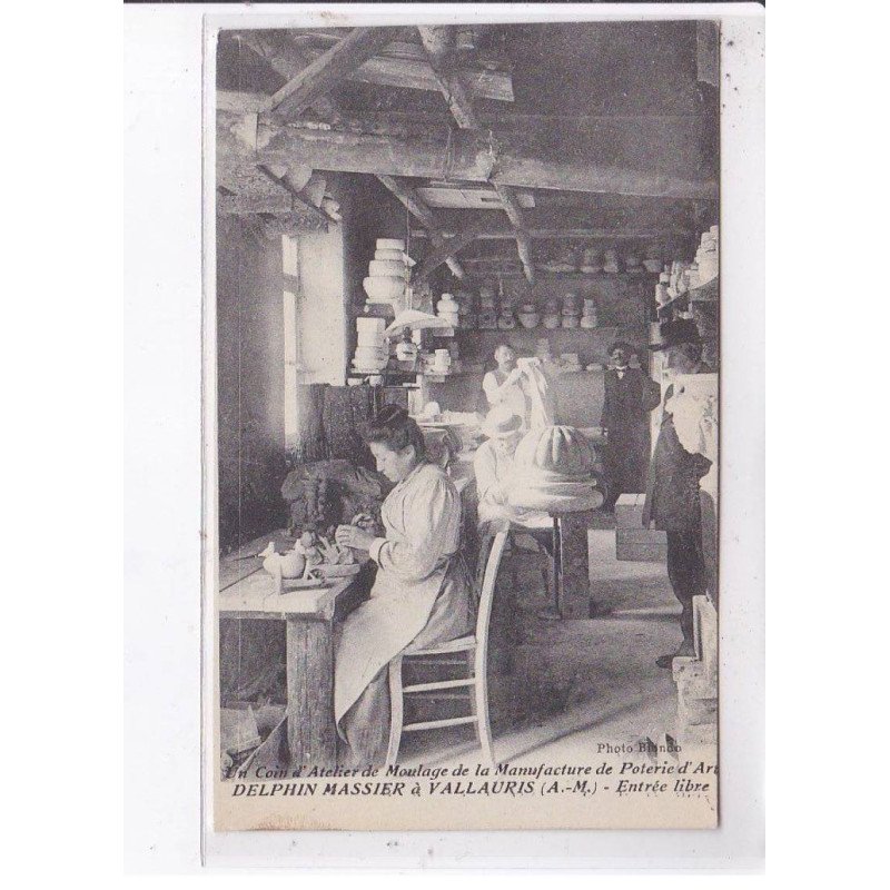 VALLAURIS: un coin d'atelier de moulage de la manufacture de poterie, delphin massier, entrée libre - très bon état