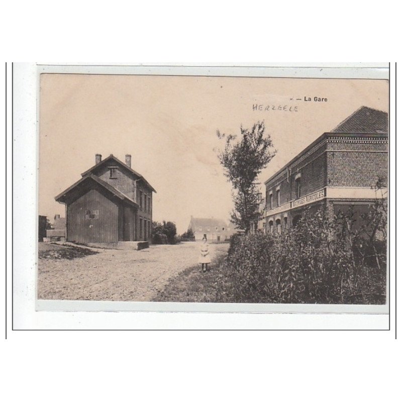 HERZEELE - La Gare - état (recollée)