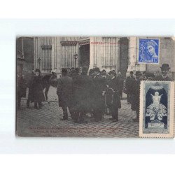NANTES : Les Inventaires 1906, Groupe stationnant devant l'Eglise après les opérations - état