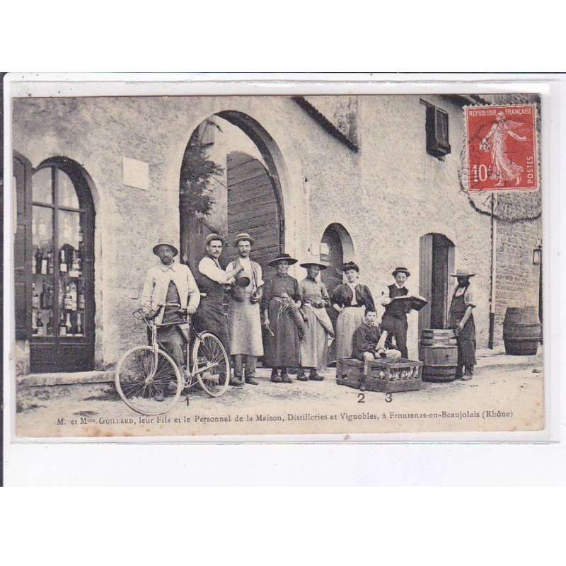 FONTENANY-en-BEAUJOLAIS: Guillard, leur fils et le personnel de la maison, distilleries et vignobles - état