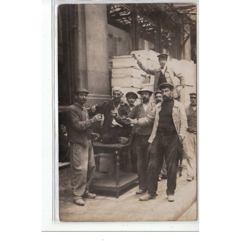PARIS : carte photo d'ouvriers buvant du vin - très bon état PARIS : carte photo d'ouvriers buvant du vin - très bon état