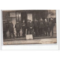 PARIS : carte photo d'un groupe de policiers - très bon état