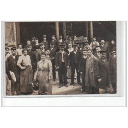 PARIS : carte photo d'un groupe aux Halles - très bon état