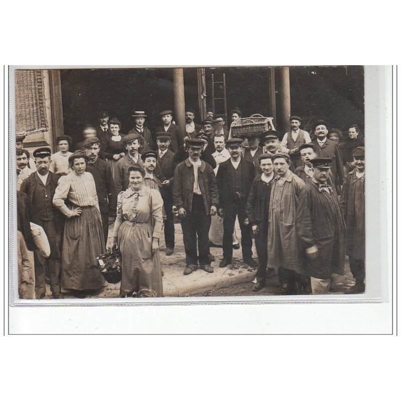 PARIS : carte photo d'un groupe aux Halles - très bon état