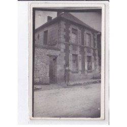 SURVILLE: femme et bâtiment - très bon état