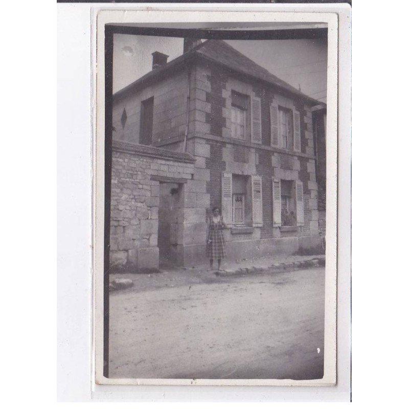 SURVILLE: femme et bâtiment - très bon état