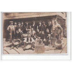 PARIS : carte photo d'un groupe de vanniers - très bon état