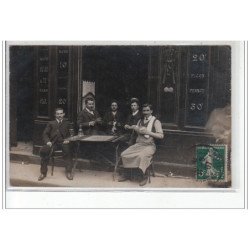 PARIS : carte photo d'un groupe jouant aux cartes devant un café - très bon état