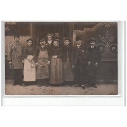 PARIS : carte photo d'un groupe posant devant un café - très bon état