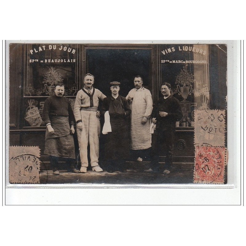 PARIS : carte photo d'un groupe posant devant un café - état PARIS : carte photo d'un groupe posant devant un café - état