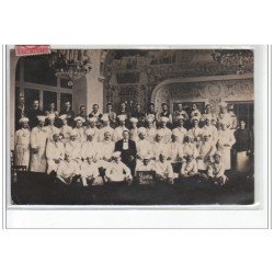 PARIS : carte photo du personnel de l'Hotel Lutetia  en 1911 - très bon état