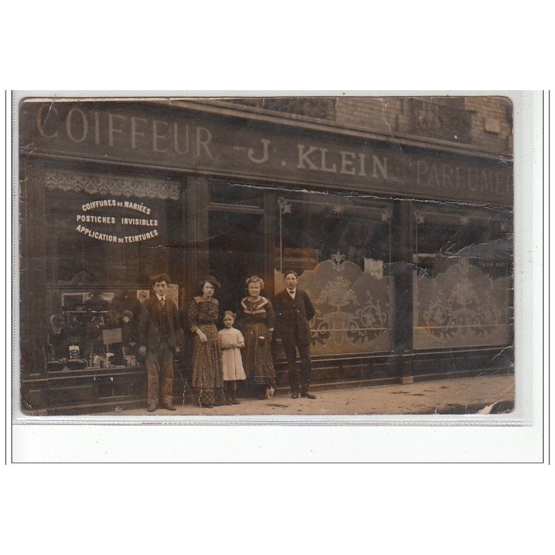 PARIS : carte photo du salon de coiffure -parfumeur KLEIN - bon état (plis)