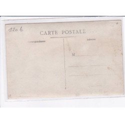 SURREALISME: deux hommes attaquant un crocodile (chasse) - très bon état