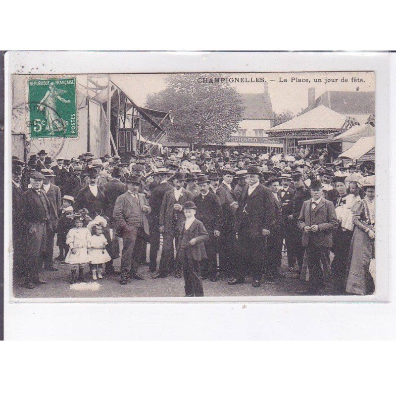 CHAMPIGNELLES: la place, un jour de fête, fête foraine, manège - très bon état