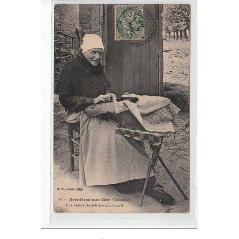 BERNIERES SUR MER - Une vieille dentellière au travail - très bon état