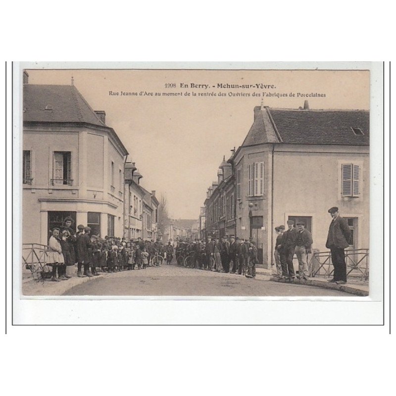 MEHUN SUR YEVRE - Rue Jeanne d'Arc au moment de la rentrée des ouvriers des Fabriques de Porcelaines - très bon état