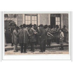 LES GAS DU BERRY - La distribution des insignes avant le départ - très bon état