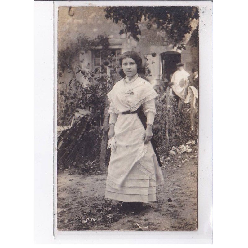 TOURS environs: jeune femme - très bon état