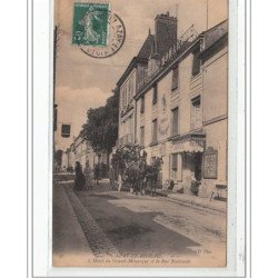 AZAY LE RIDEAU - L'Hôtel du grand Monarque et la Rue Nationale - très bon état