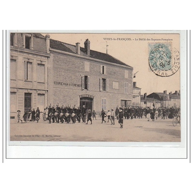 VITRY LE FRANçOIS - Le défilé des Sapeurs-Pompiers - très bon état