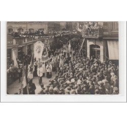 LISIEUX : carte photo en 1925 - très bon état (procession)