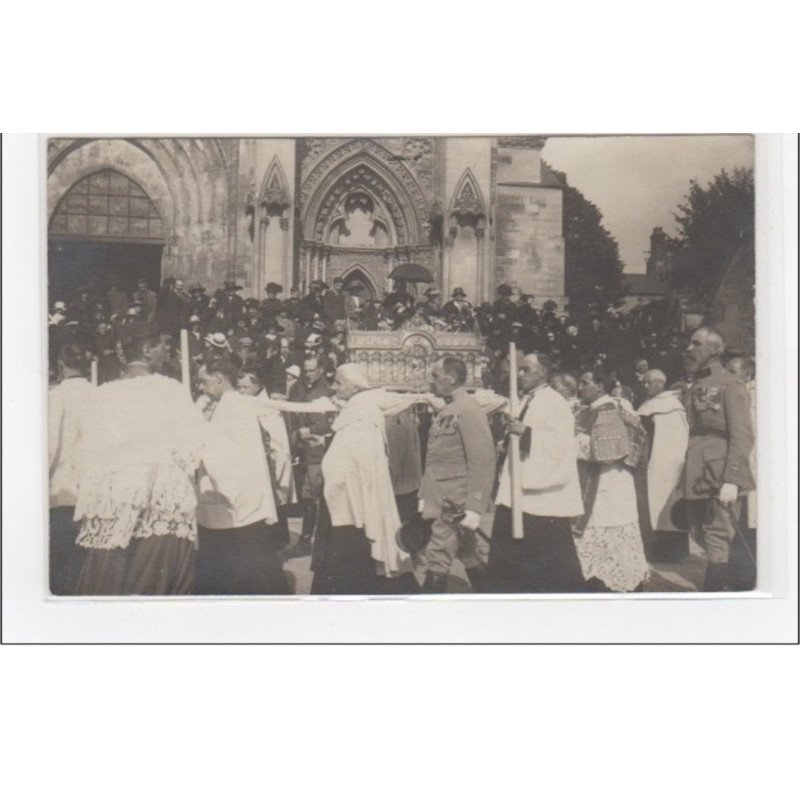 LISIEUX : carte photo en 1925 - très bon état (procession) LISIEUX : carte photo en 1925 - très bon état (procession)