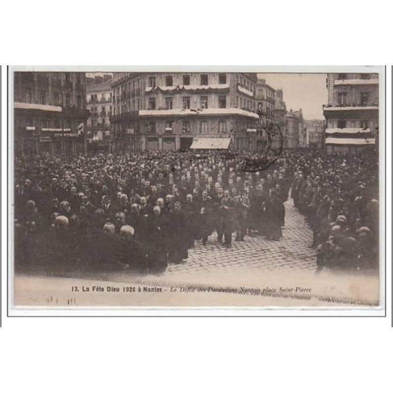 NANTES : la fête Dieu 1926 - le défilé des paroissiens nantais place St Pierre - très bon état