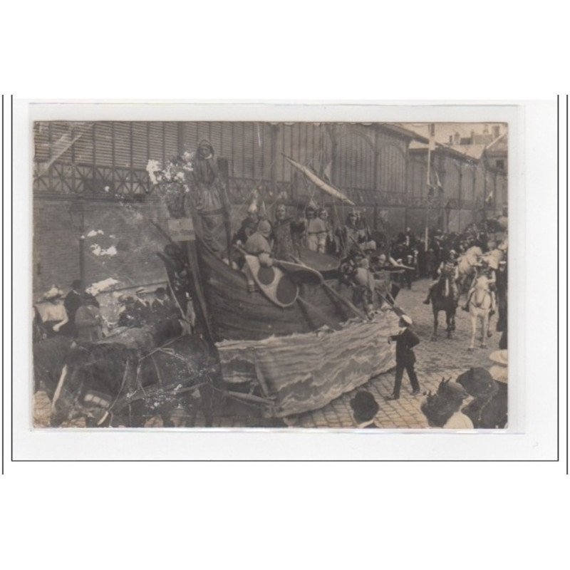 EVREUX : carte photo d'un char pendant la fête vers 1910 - état (éraflures au recto)
