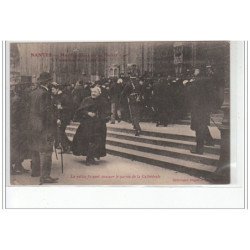 NANTES - Manifestation du 22 février 1906 à l'occasion des inventaires - Evacuation de la cathédrale - très bon état