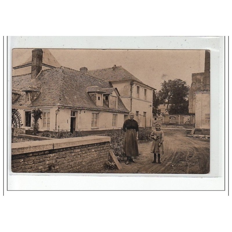 Environs de ROUBAIX - CARTE PHOTO - Personnages devant une maison - très bon état