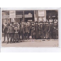 PARIS: personnages devant un commerce en solde - très bon état