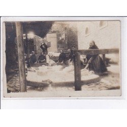 PUY-de-DOME(?): lavoir, laveuses - très bon état