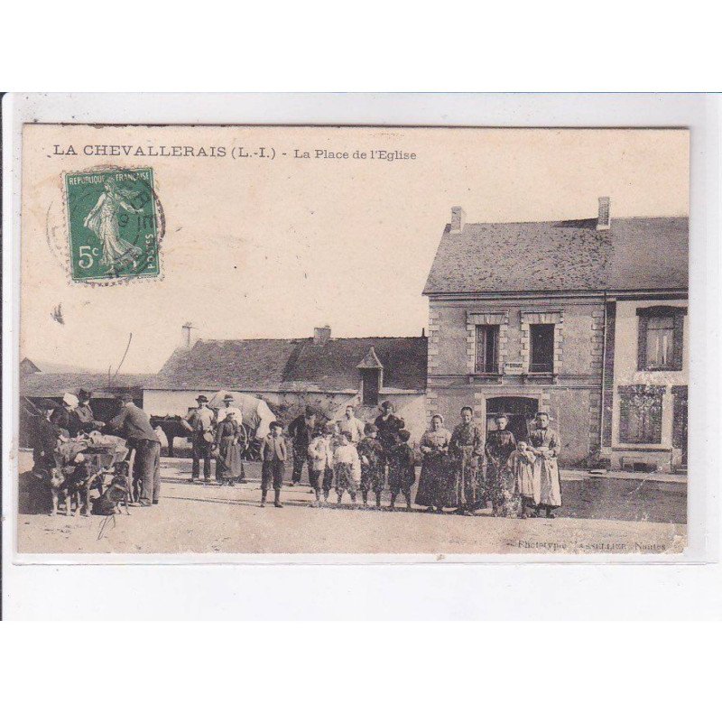 LA CHEVALLERAIS: la place de l'église, voiture à chien - état