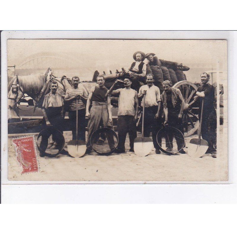 PARIS: ouvriers sur les quais, pont - état