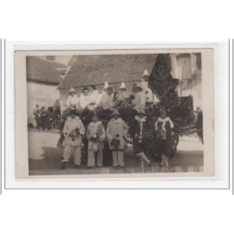 MEUSNES : carte photo de la cavalcade  - très bon état