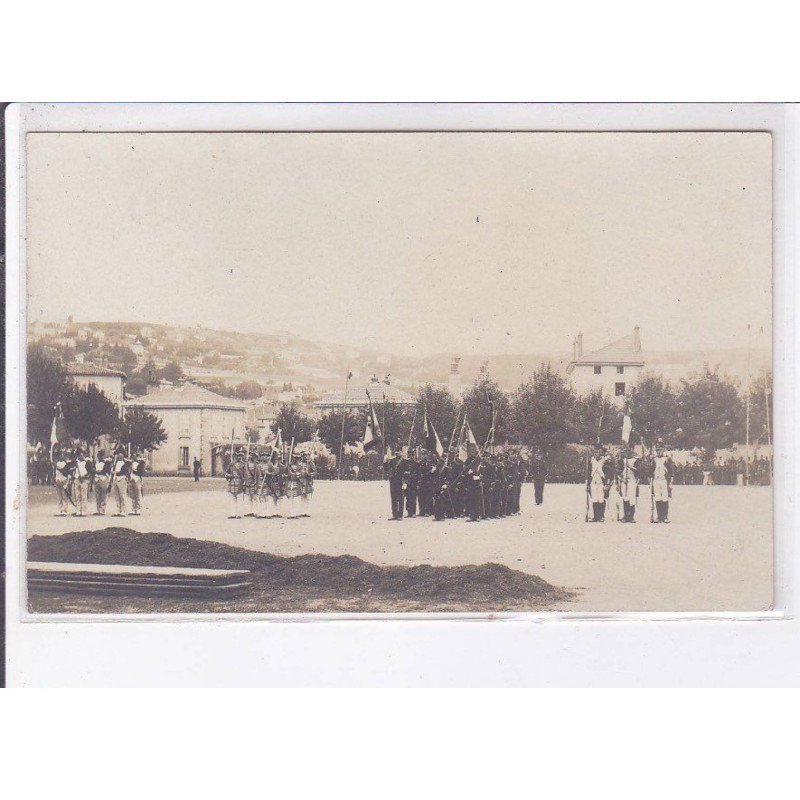 LE PUY-en-VELAY: la garde de chaque drapeau en costume d'époque - très bon état